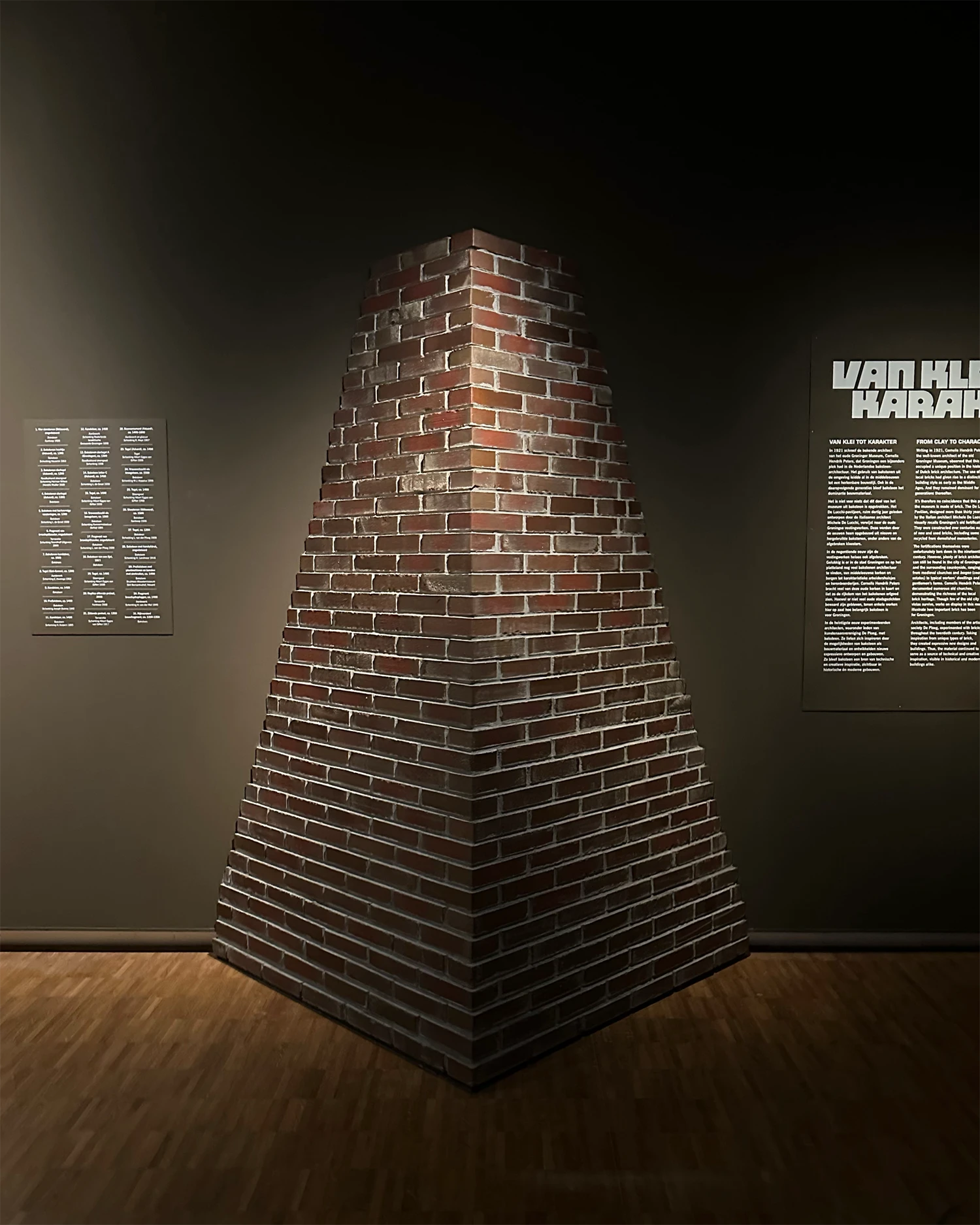Folly 1 bakstain expositie-2 Tentoonstelling Bakstain-Groninger Museum. Folly,hoekelement van het De Lucchi paviljoen. Ontwerp Studio Volop