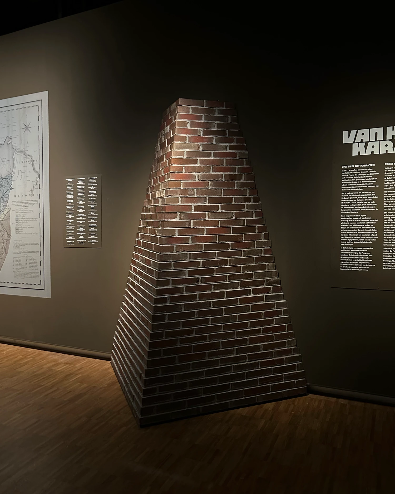Folly 1 bakstain expositie-3 Tentoonstelling Bakstain-Groninger Museum. Folly,hoekelement van het De Lucchi paviljoen. Ontwerp Studio Volop