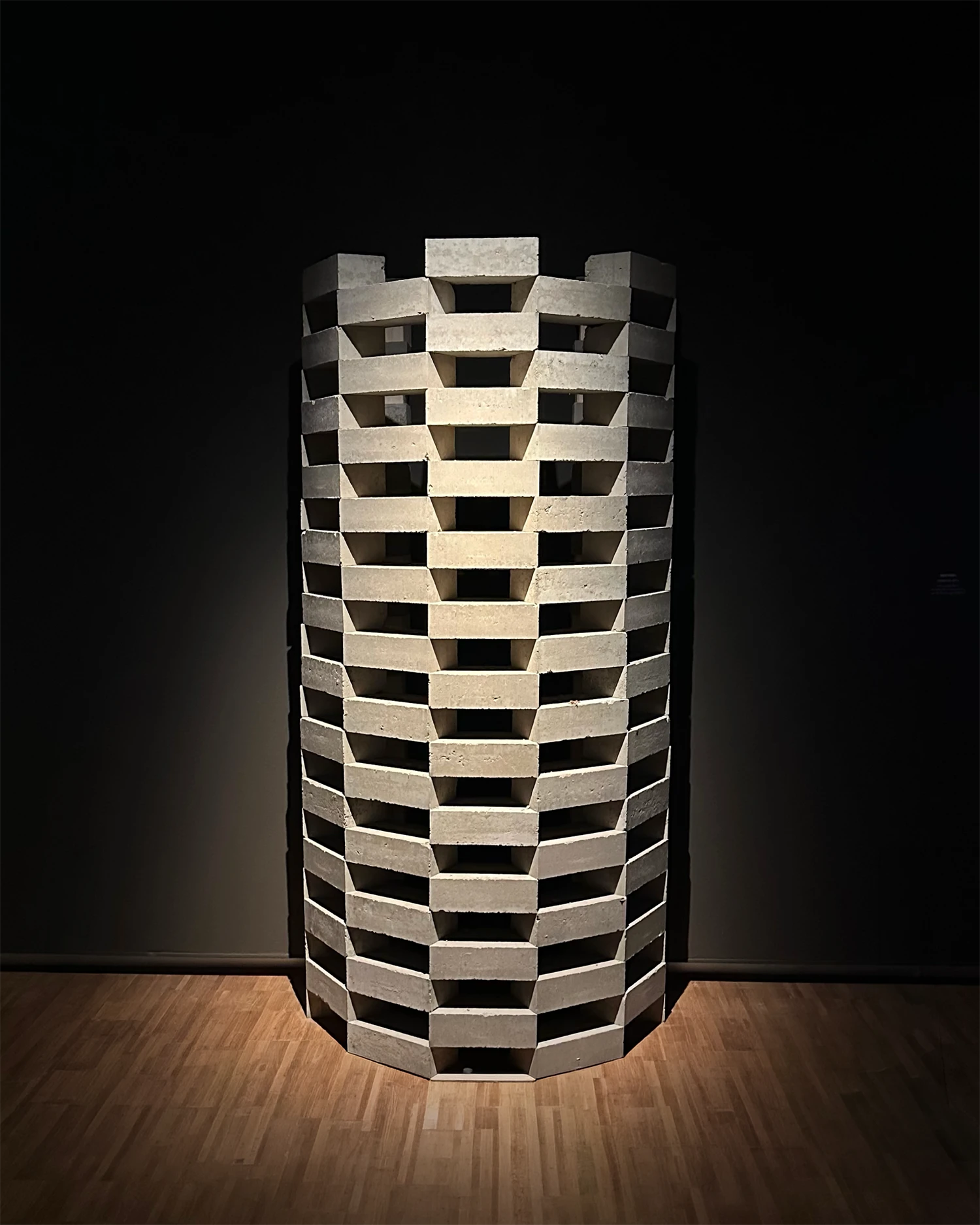 Folly 6 bakstain expositie-2 Tentoonstelling Bakstain-Groninger Museum. Folly, halfrond droog gestapeld van geperste stenen, ontwikkeld door het Alfa College en architectenbureau vector-i. Ontwerp Studio Volop
