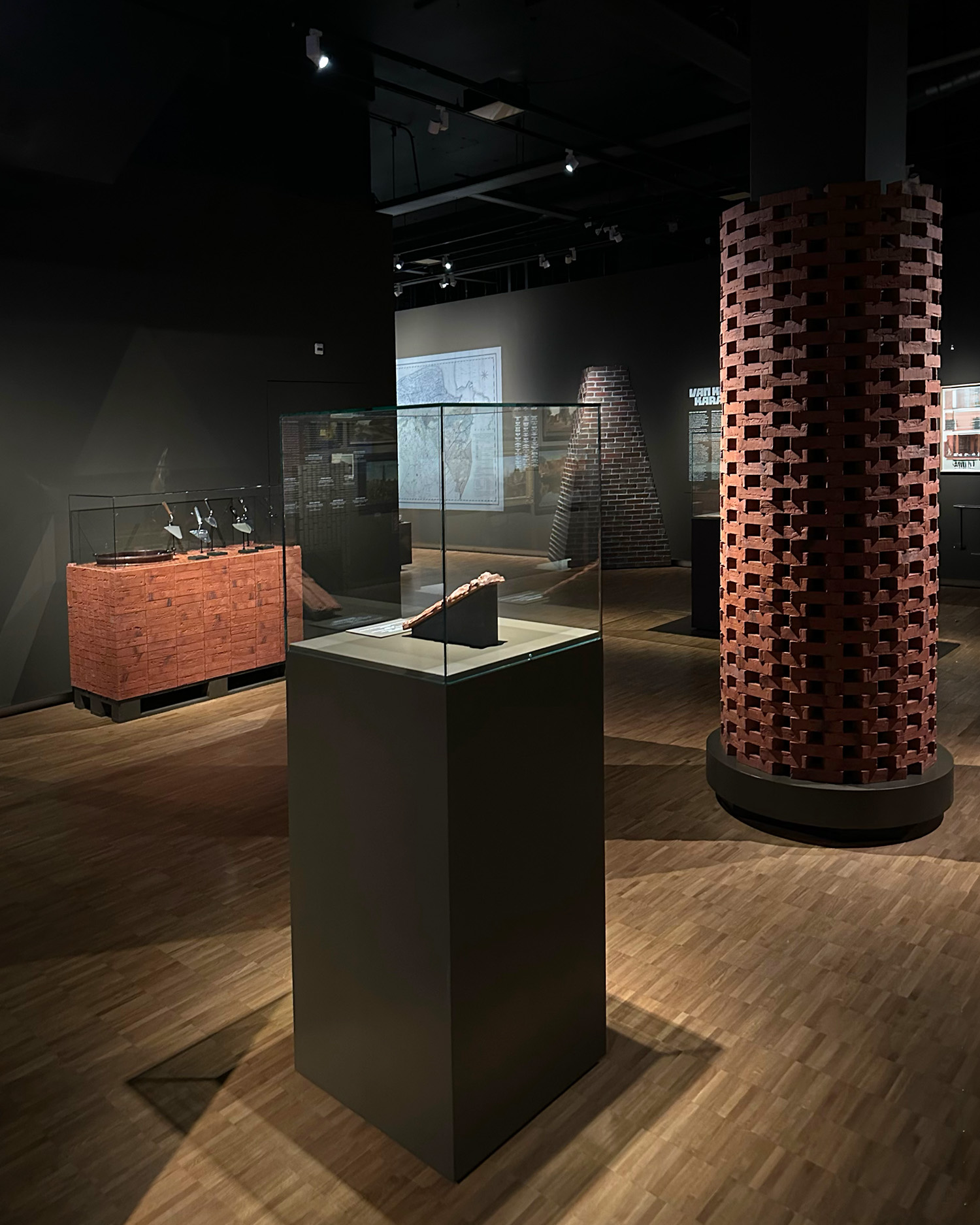 Sokkel-bakstain expositie-3